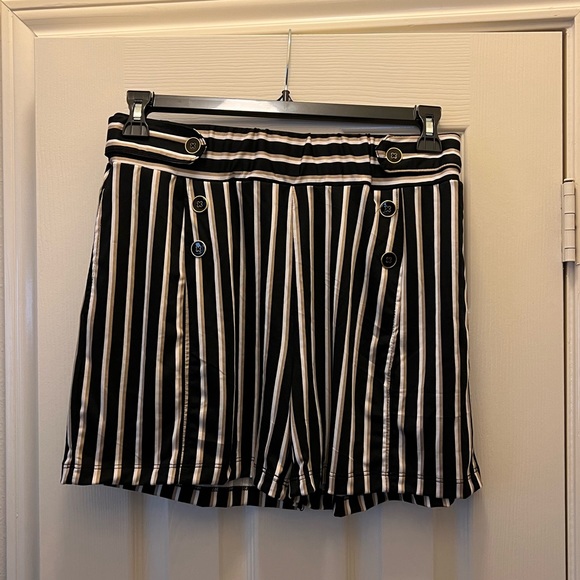Striped flowy shorts - Picture 1 of 4